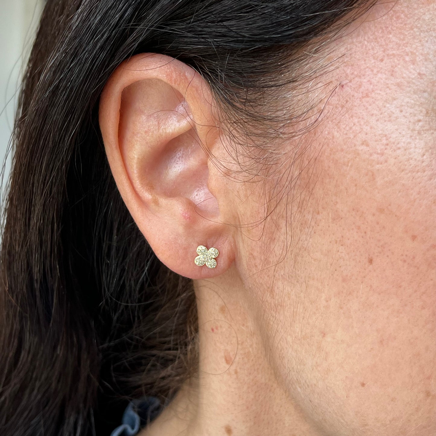 Aretes en oro amarillo 10k en forma de flor cuatro pétalos con diamantes 0.15ctw