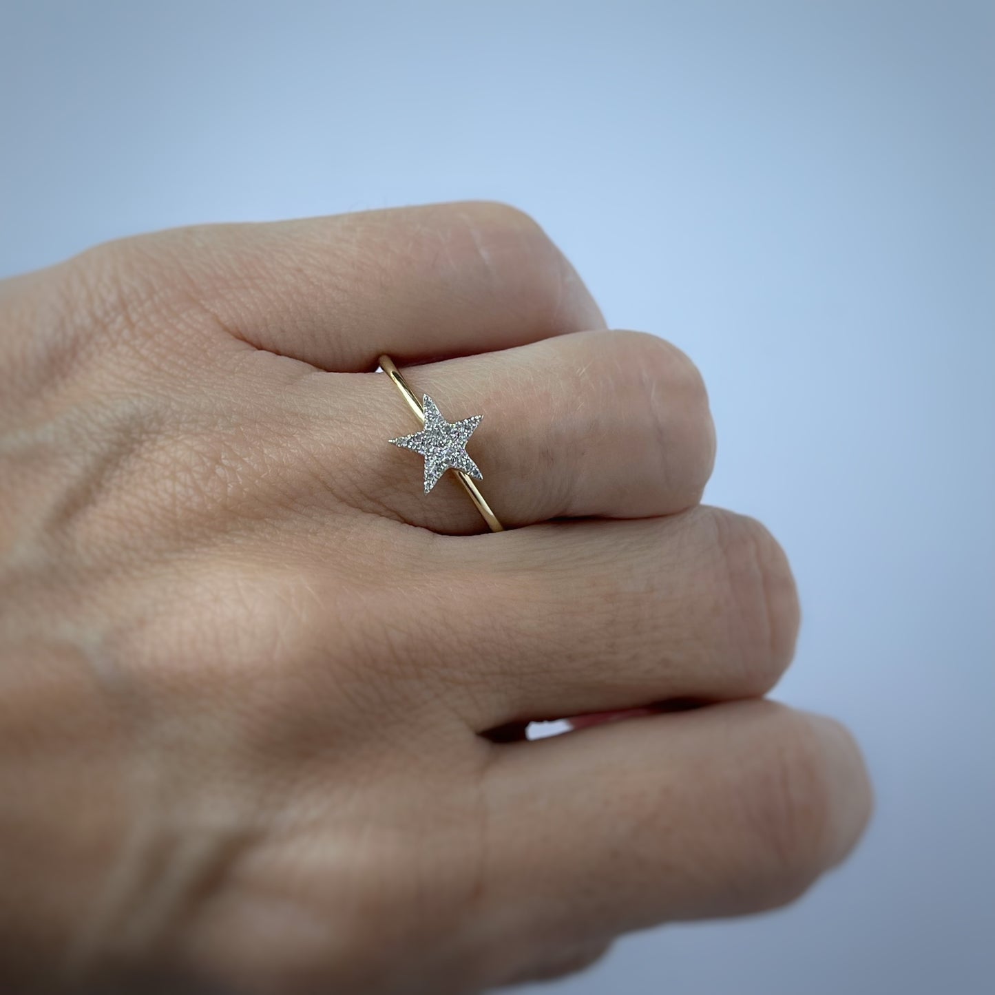 Anillo en oro amarillo 10k con estrella de diamantes 0.08ctw