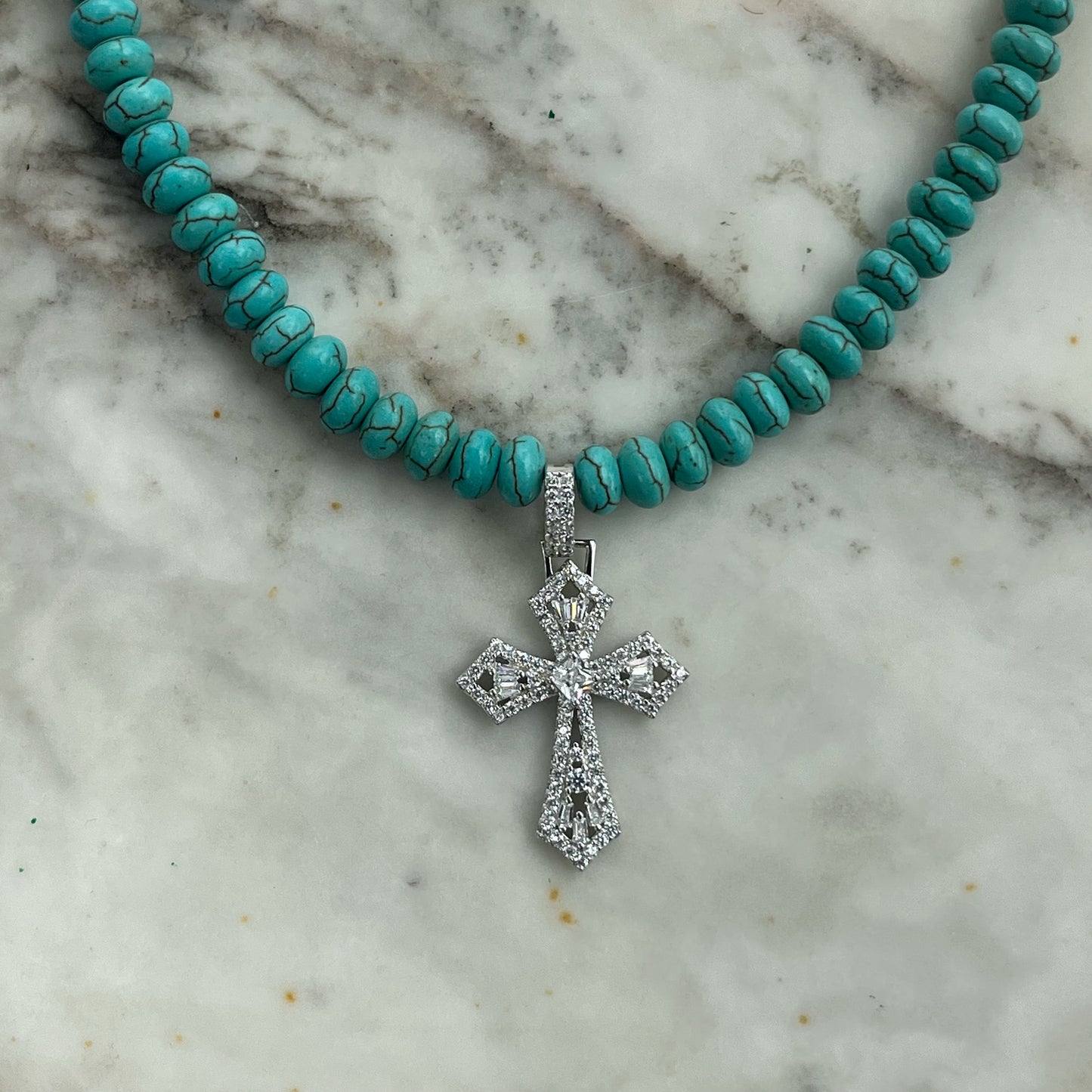 Collar de plata con magnesita turquesa con dije de cruz de plata con zafiros blancos de laboratorio