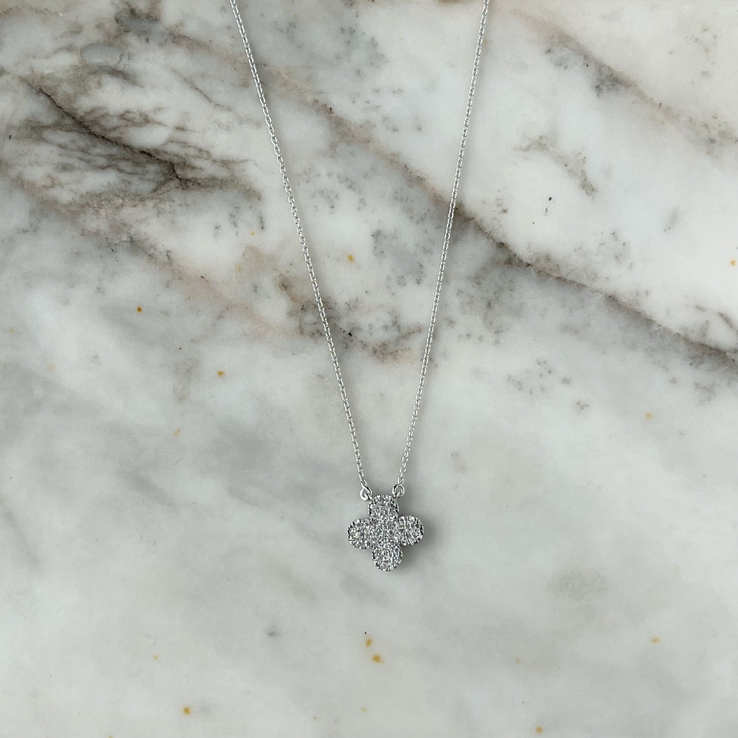 Collar en oro blanco 10k con flor de diamantes 0.12ctw