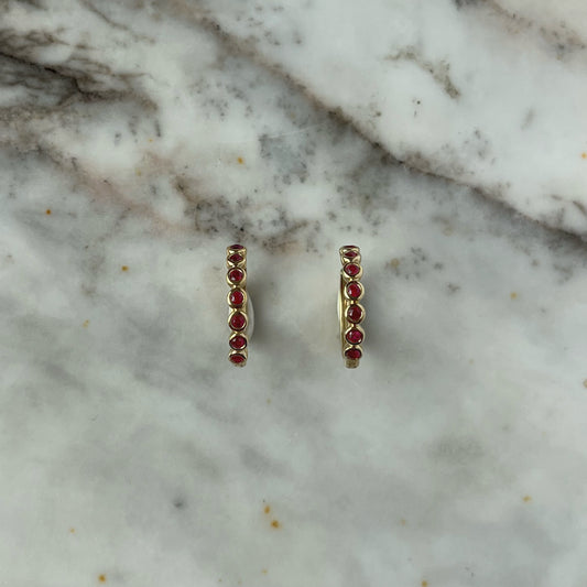 Argollas redondas en oro amarillo 10k con rubíes biselados