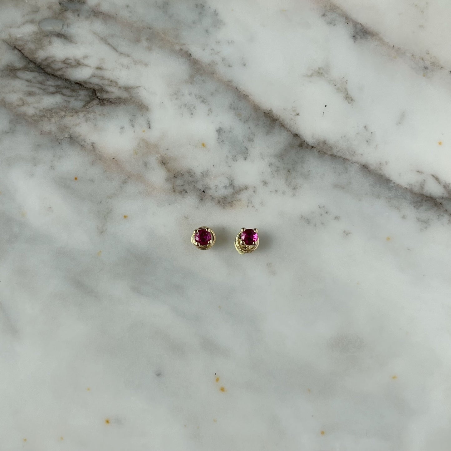Aretes en oro amarillo 14k con circonita roja con broche rosca