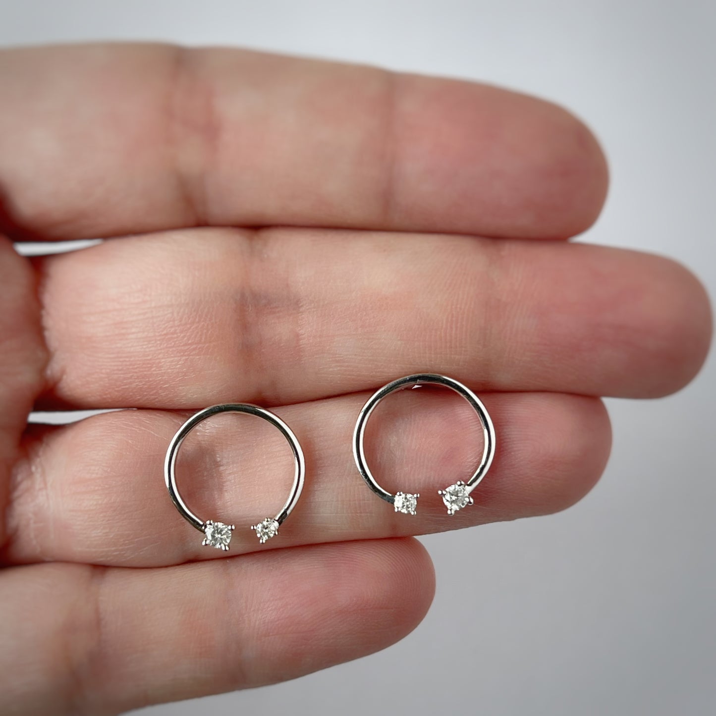 Aretes círculo abierto en plata con diamante de 0.14ctw