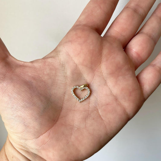 Dije de corazón delineado en oro amarillo 14k y diamantes 0.25ctw