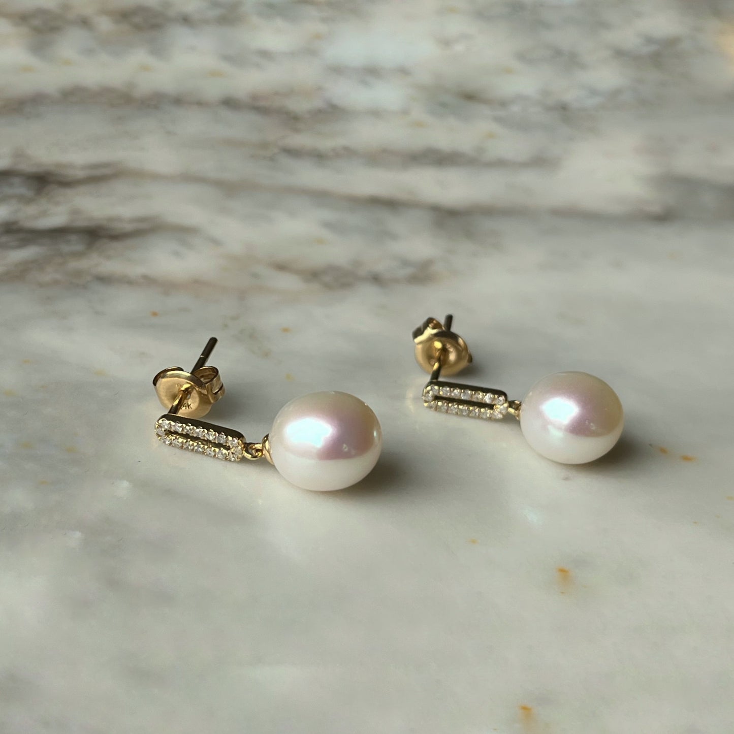 Aretes en oro amarillo 14k con óvalo de diamantes 0.10ctw y perla colgante