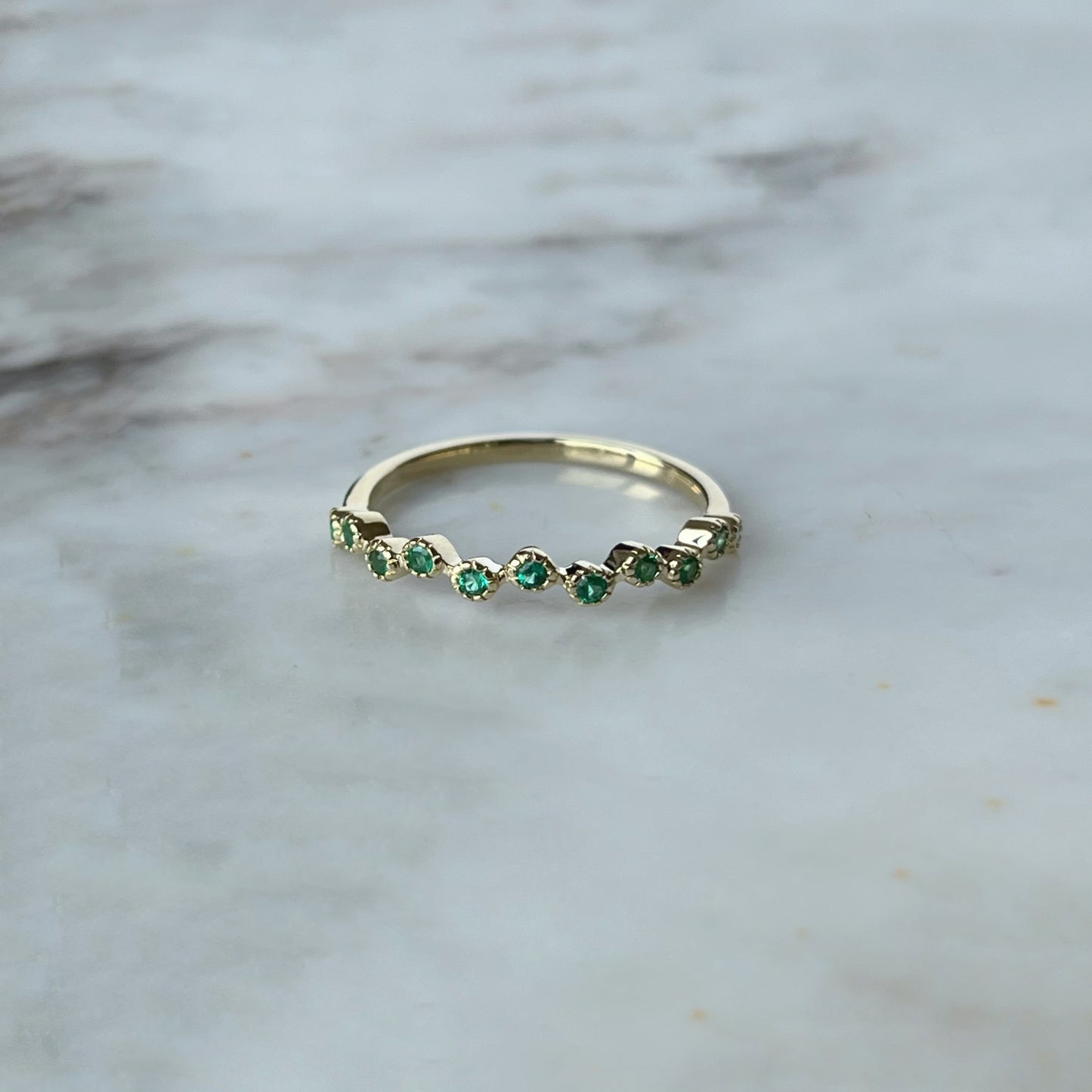 Anillos en oro amarillo 10k con esmeraldas mini biseladas