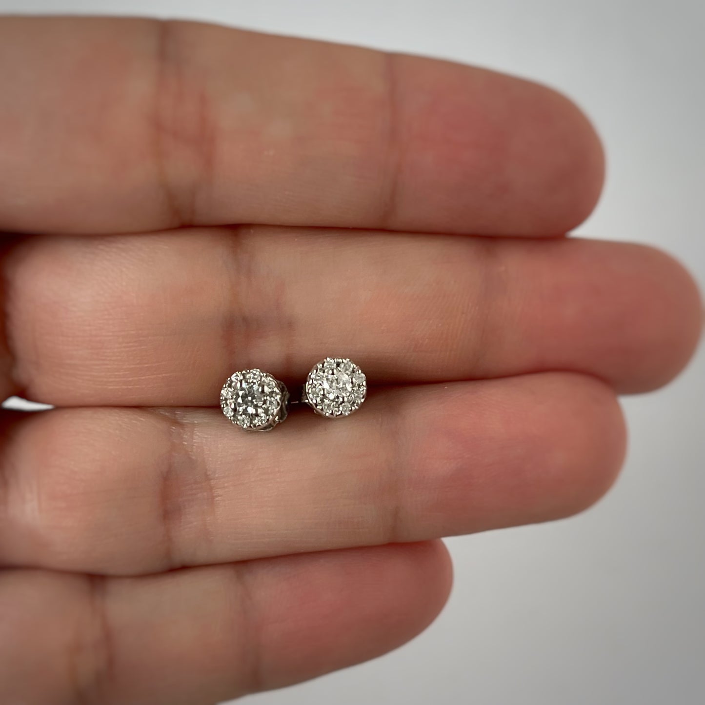 Aretes en oro blanco 14k stud con halo de diamantes 0.20ctw
