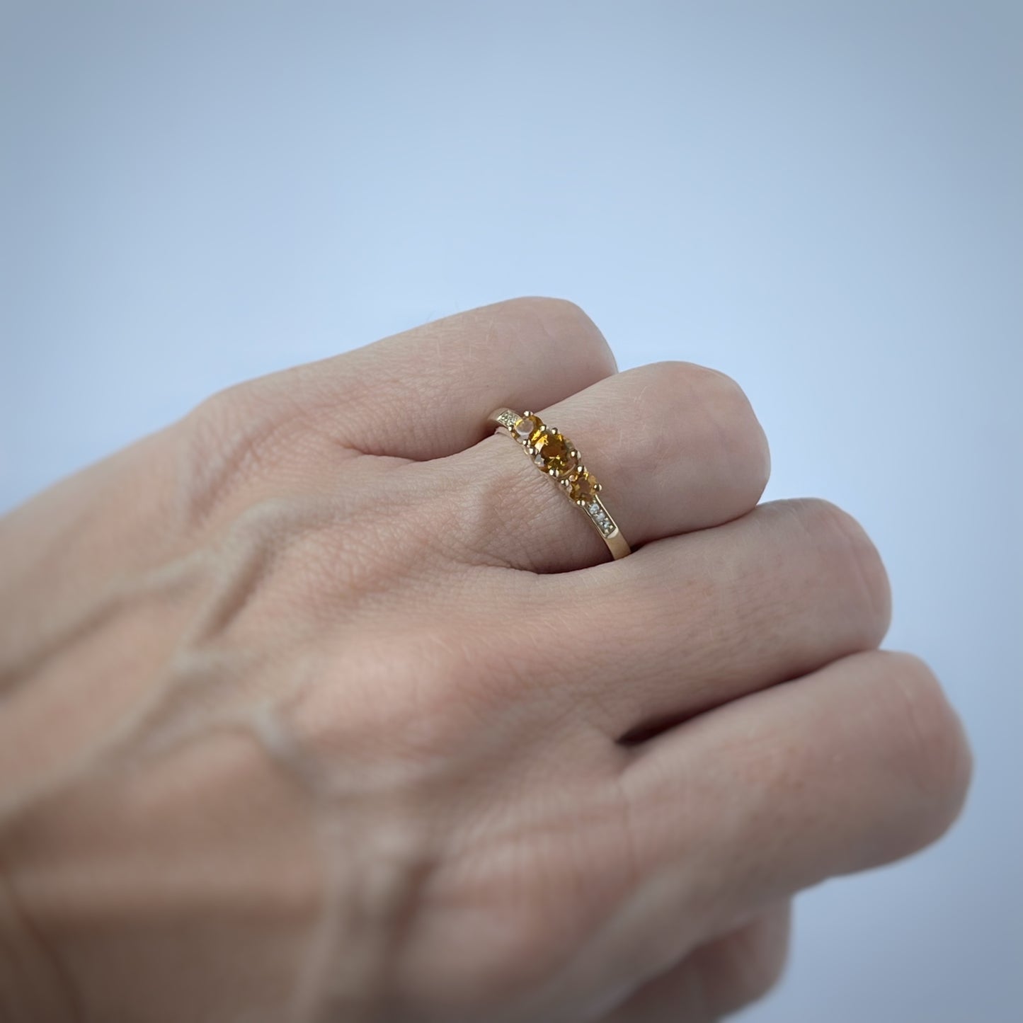 Anillo en oro amarillo 10k con tres piedras de citrino y diamantes 0.05ctw