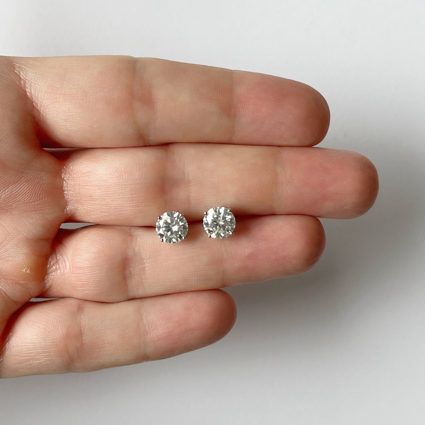 Aretes de plata con moissanita de 2ctw