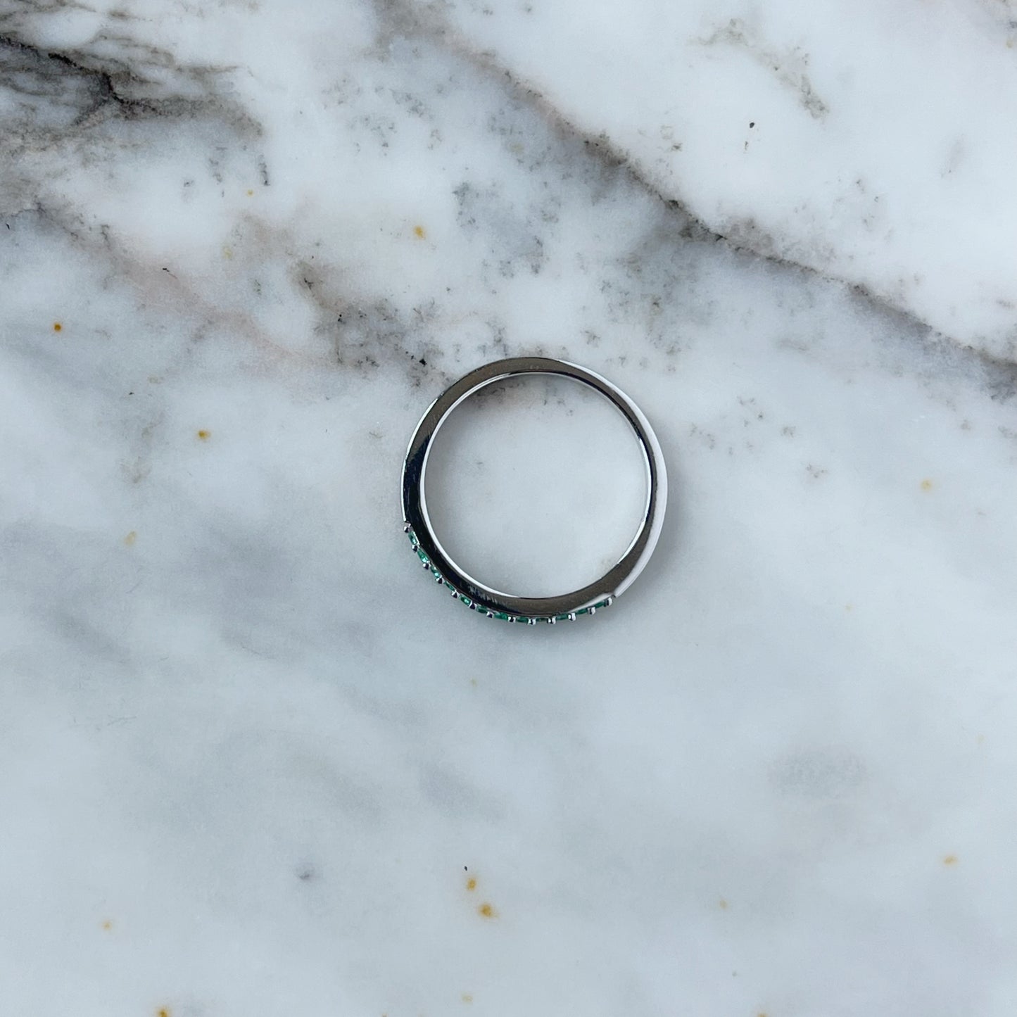 Anillo medio cintillo en oro blanco 14k con esmeraldas