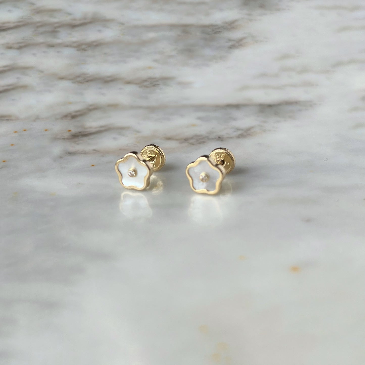 Aretes en oro amarillo 14k flores de madre perla con circonita con broche rosca