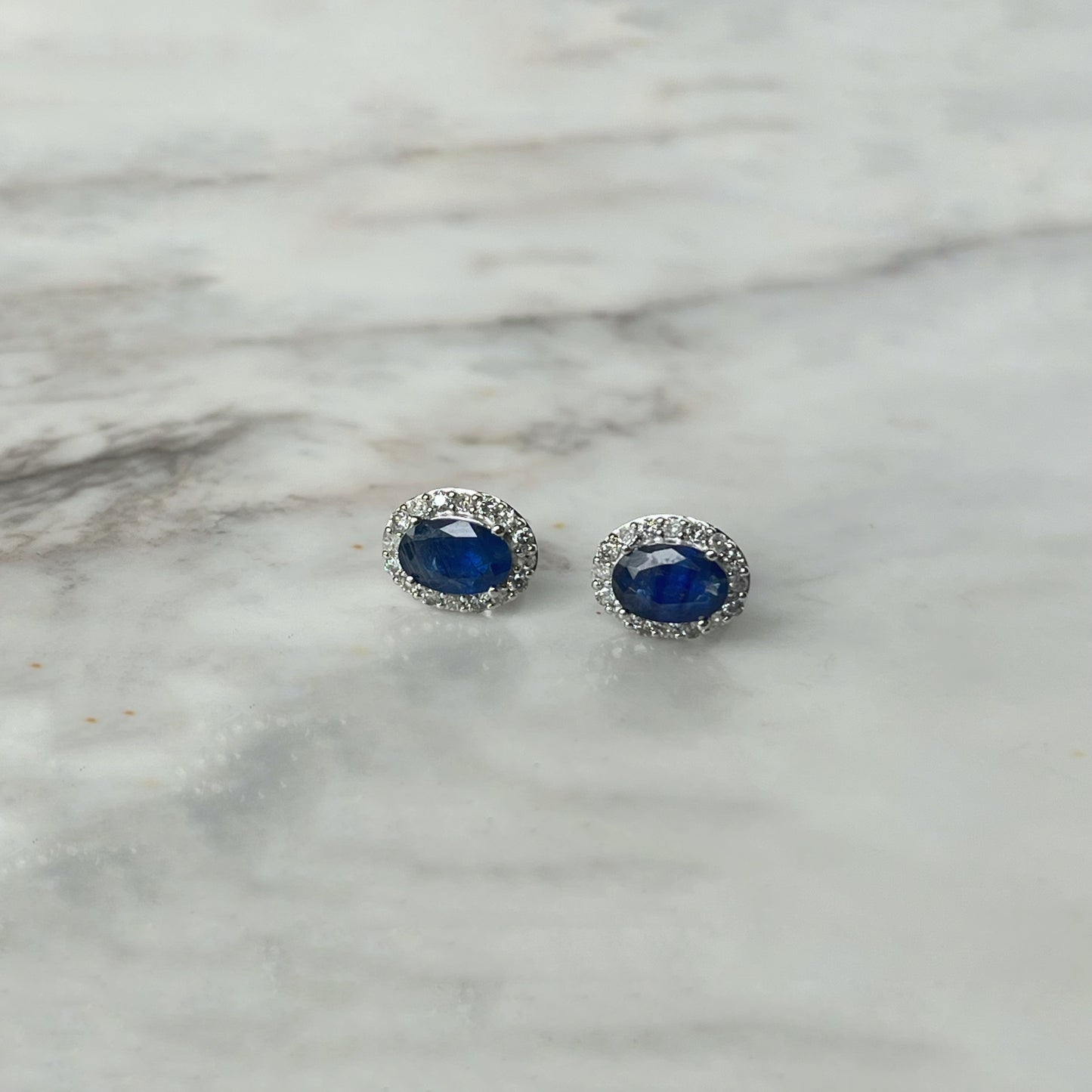 Aretes ovalados en oro blanco 10k con diamantes 0.15ctw en zafiro