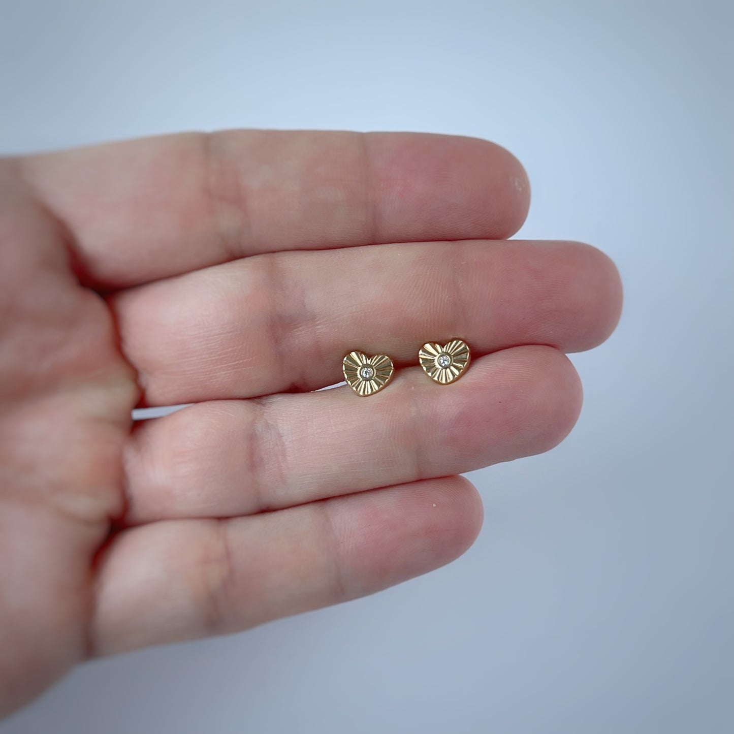 Aretes en oro amarillo 14k con corazón con rayos con broche rosca