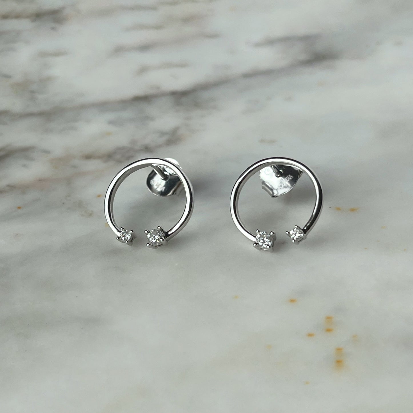 Aretes círculo abierto en plata con diamante de 0.14ctw