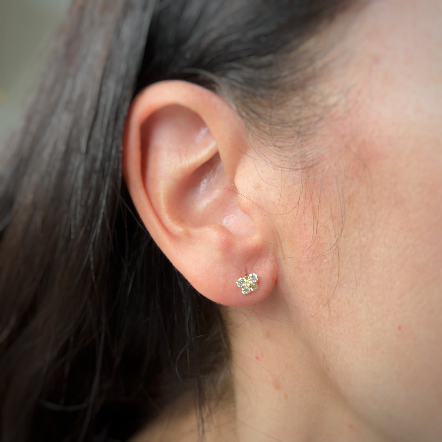 Aretes en oro amarillo 14k con mariposita de circonitas blancas con broche rosca