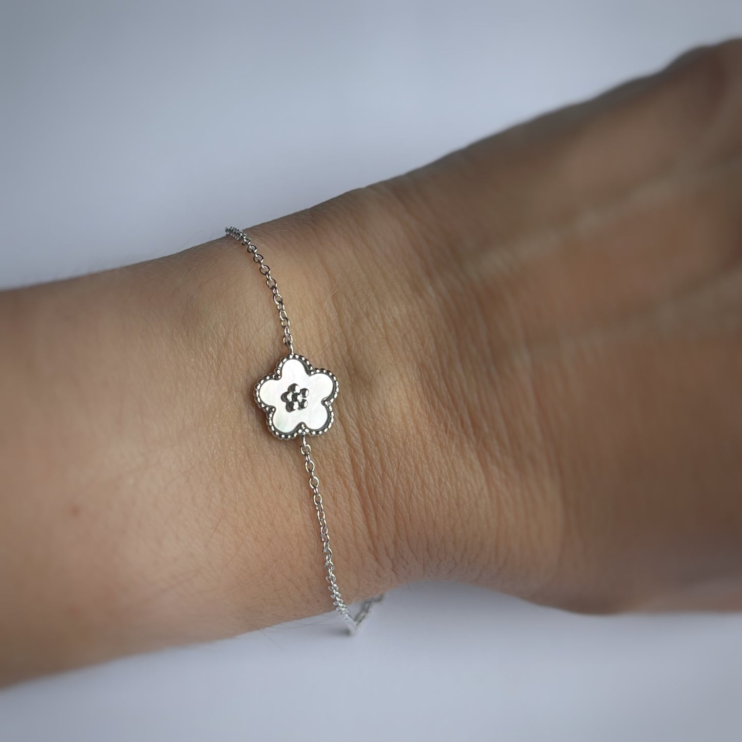 Pulsera de plata con flor de madreperla