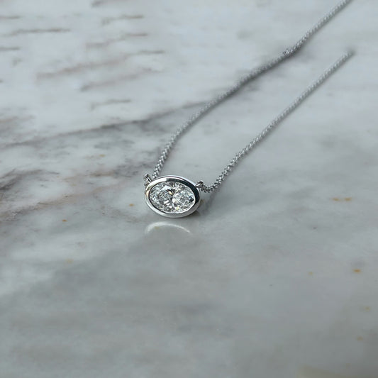 Collar de oro blanco 14k con diamante ovalado de laboratorio biselado de 1CT