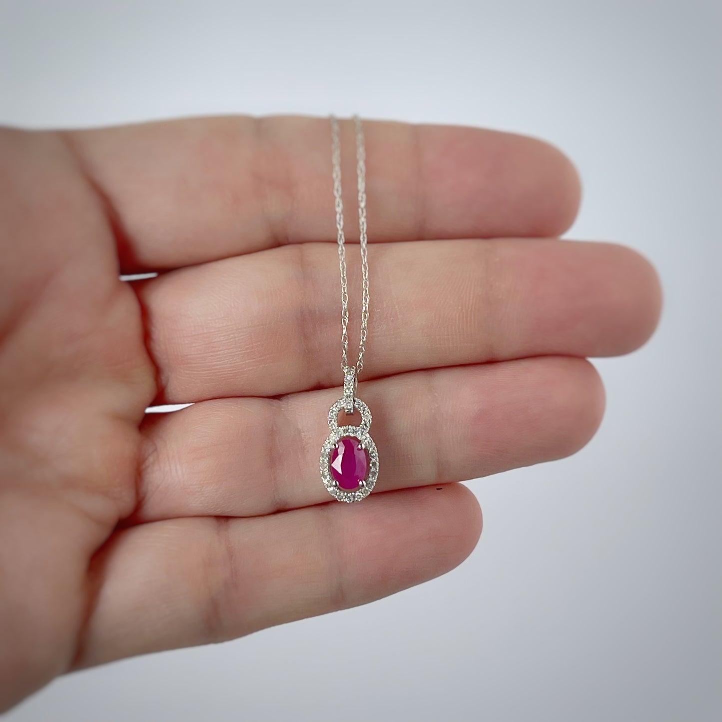 Collar en oro blanco 10k con rubí y diamantes 0.14ctw