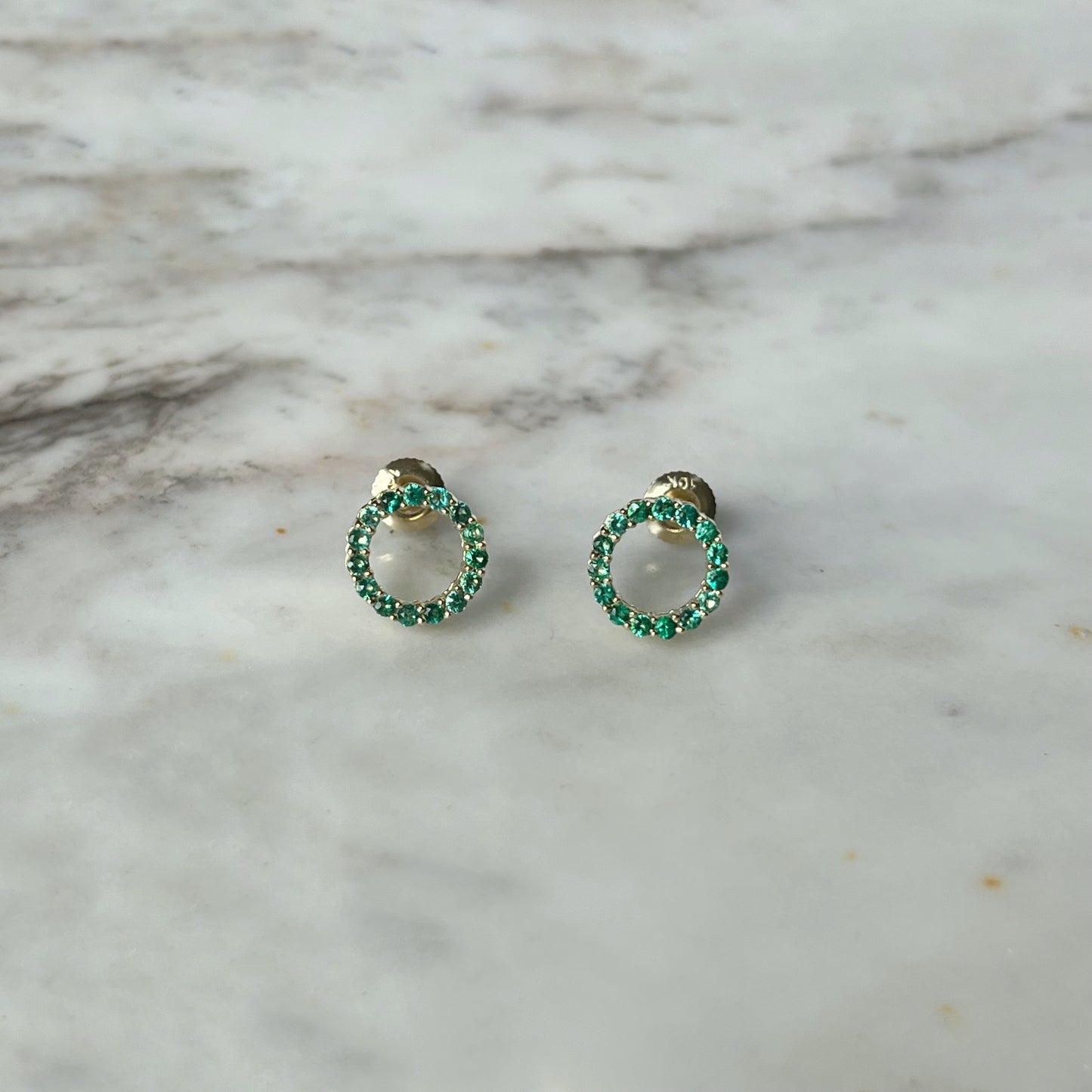 Aretes de círculos de esmeraldas en oro amarillo 10k con tope rosca