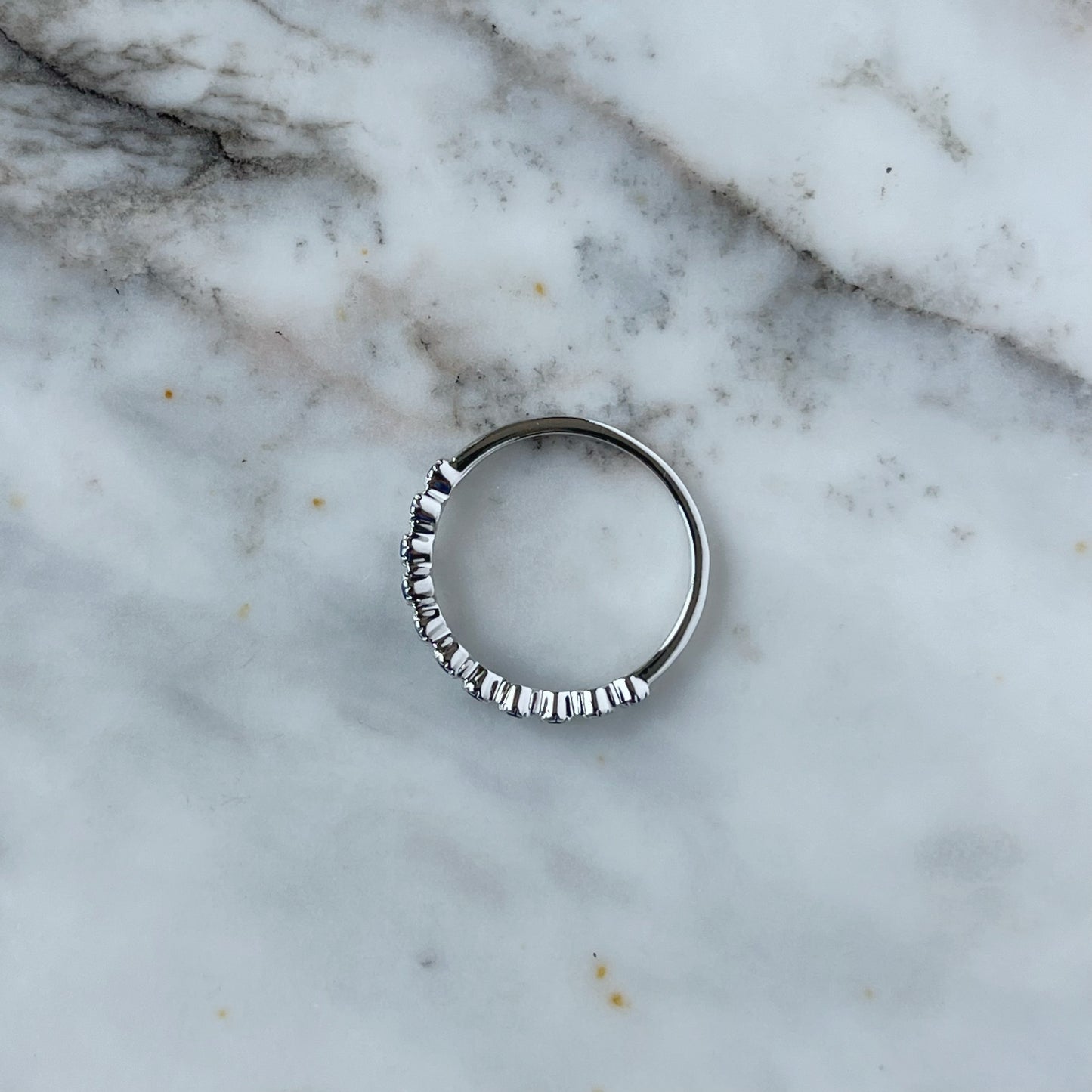 Anillos en oro blanco 10k con zafiros mini biseladas