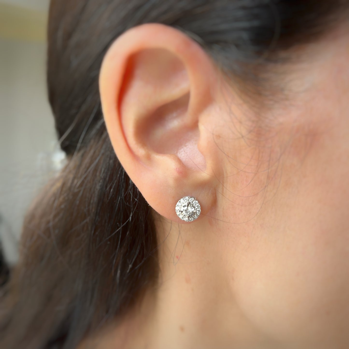 Aretes en oro blanco 10k con un halo de 0.50ctw de diamantes