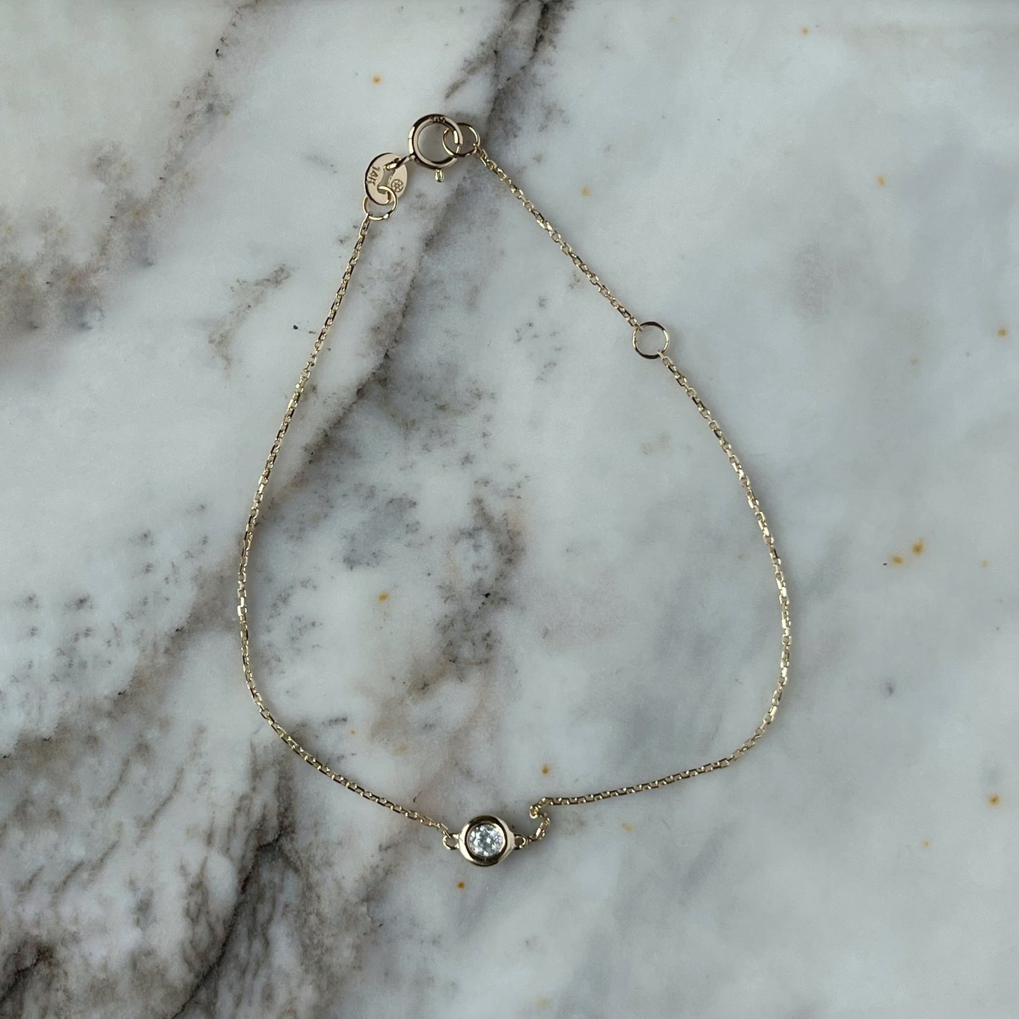Pulsera de oro amarillo 14k con diamante biselado de 0.09ctw