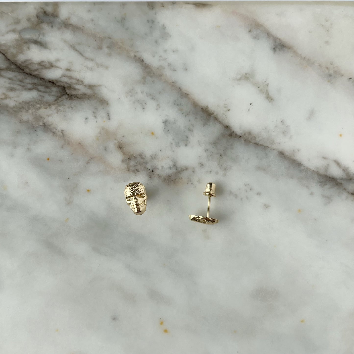 Aretes en oro amarillo 14k calavera 3D con broche rosca