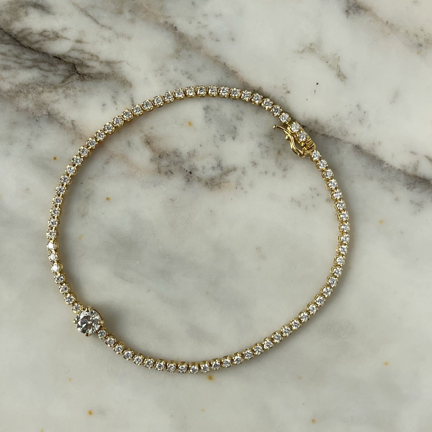 Pulsera tenis en oro amarillo 18k con diamante redondo central 1.6ctw