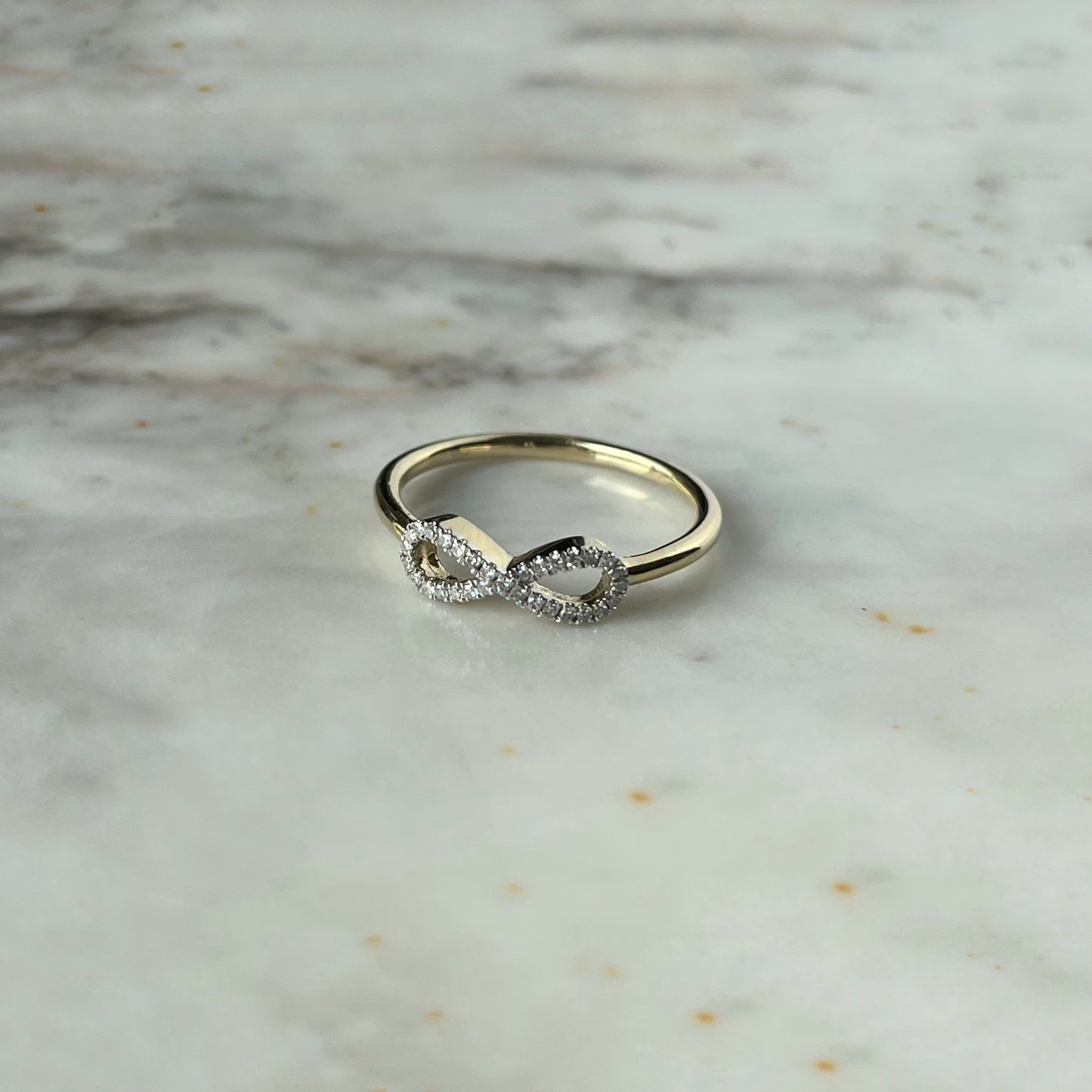 Anillo en oro amarillo 10k con infinito de diamantes 0.11ctw