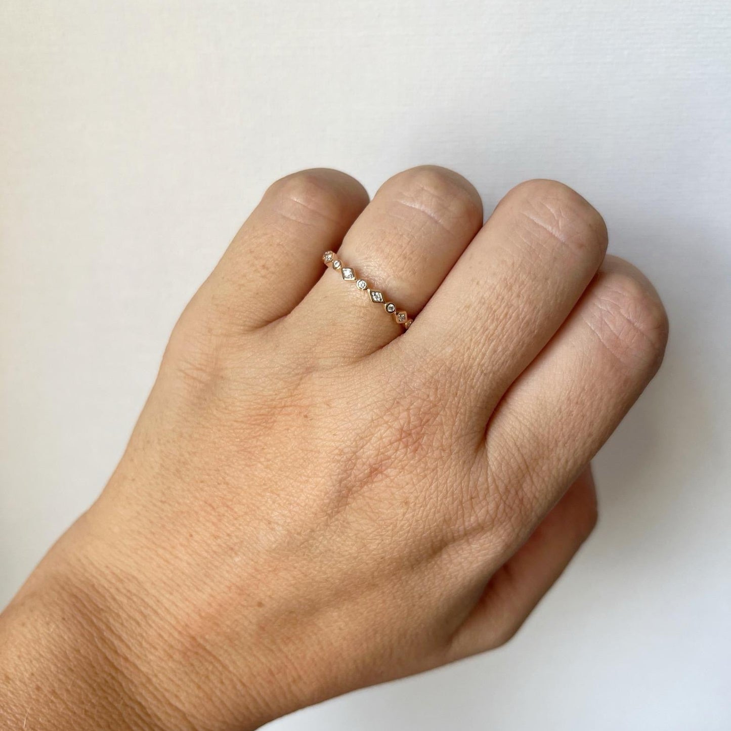 Anillo medio cintillo de rombo y círculo con diamantes 0.10ctw en oro rosa 10k