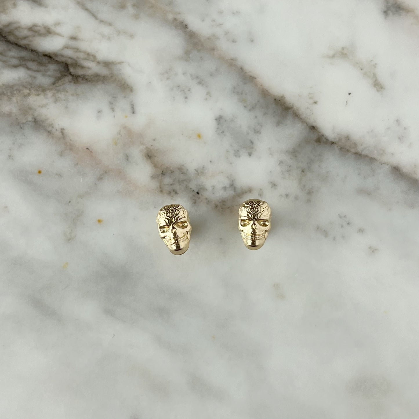 Aretes en oro amarillo 14k calavera 3D con broche rosca