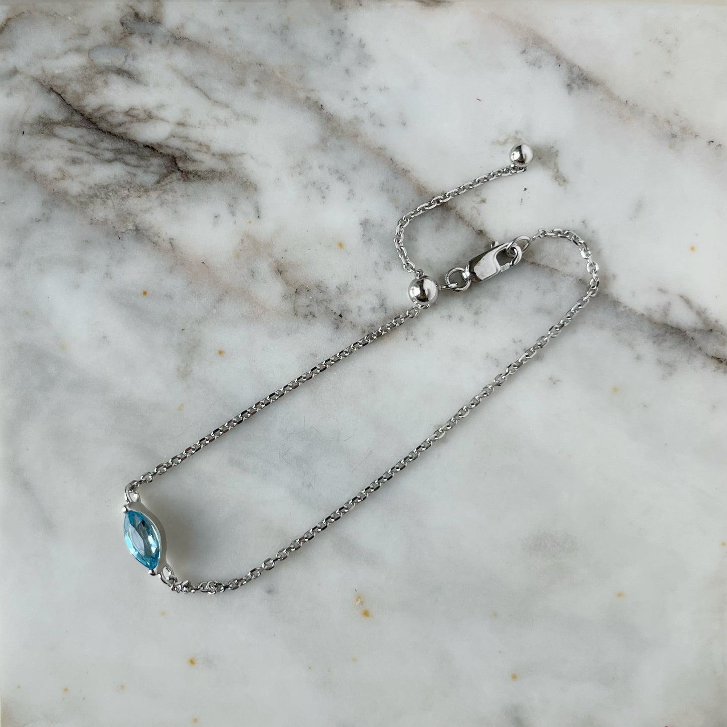 Pulsera en oro blanco 10k con topacio azul