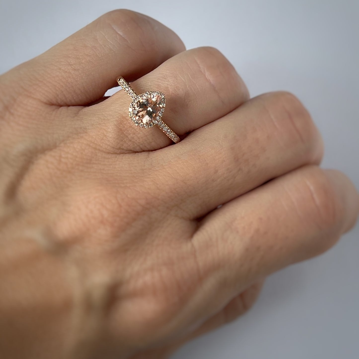 Anillo en oro rosa 14k con morganita pera 0.60ct y diamantes 0.16ctw