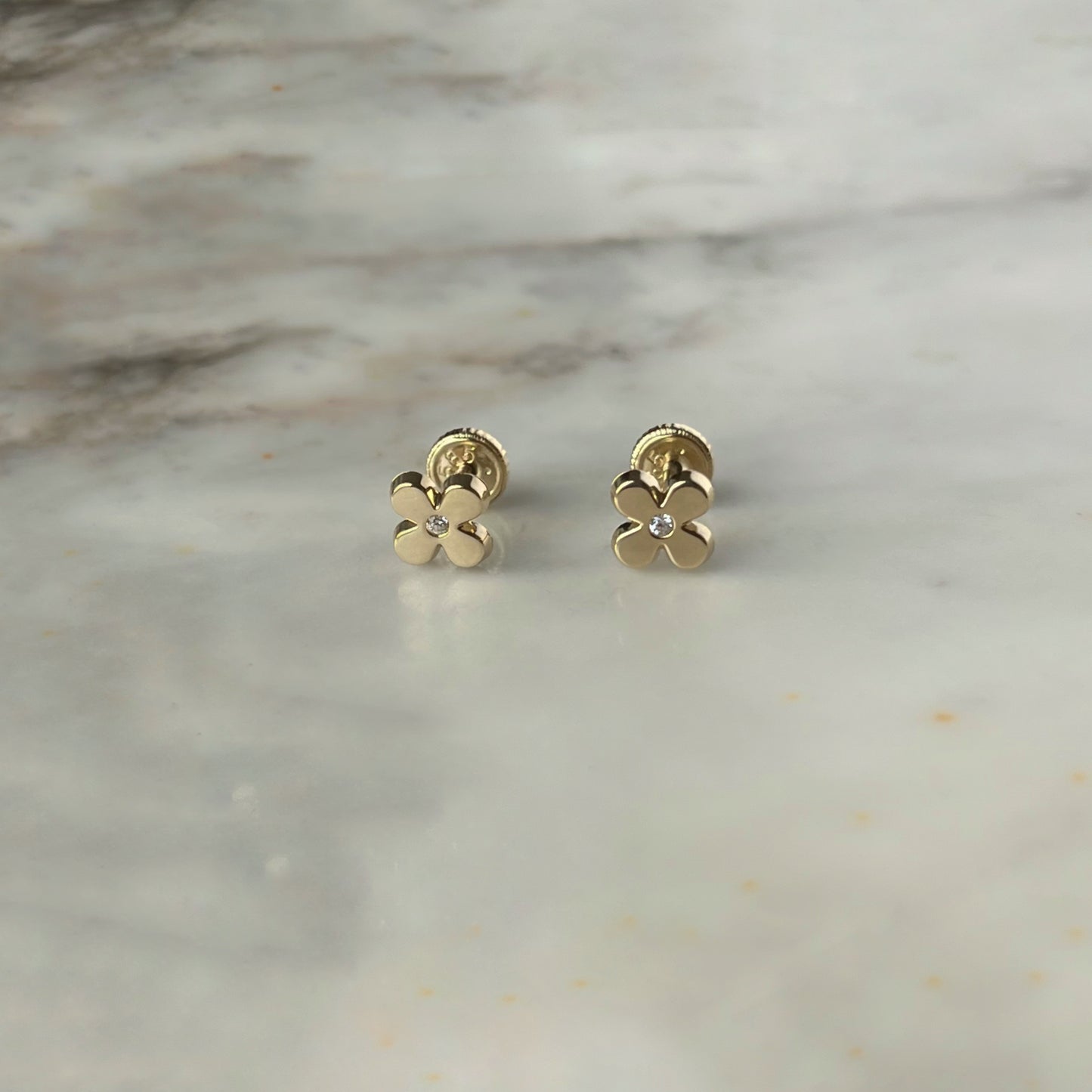 Aretes en oro amarillo de 14k con flor y circonita en el centro con broche rosca