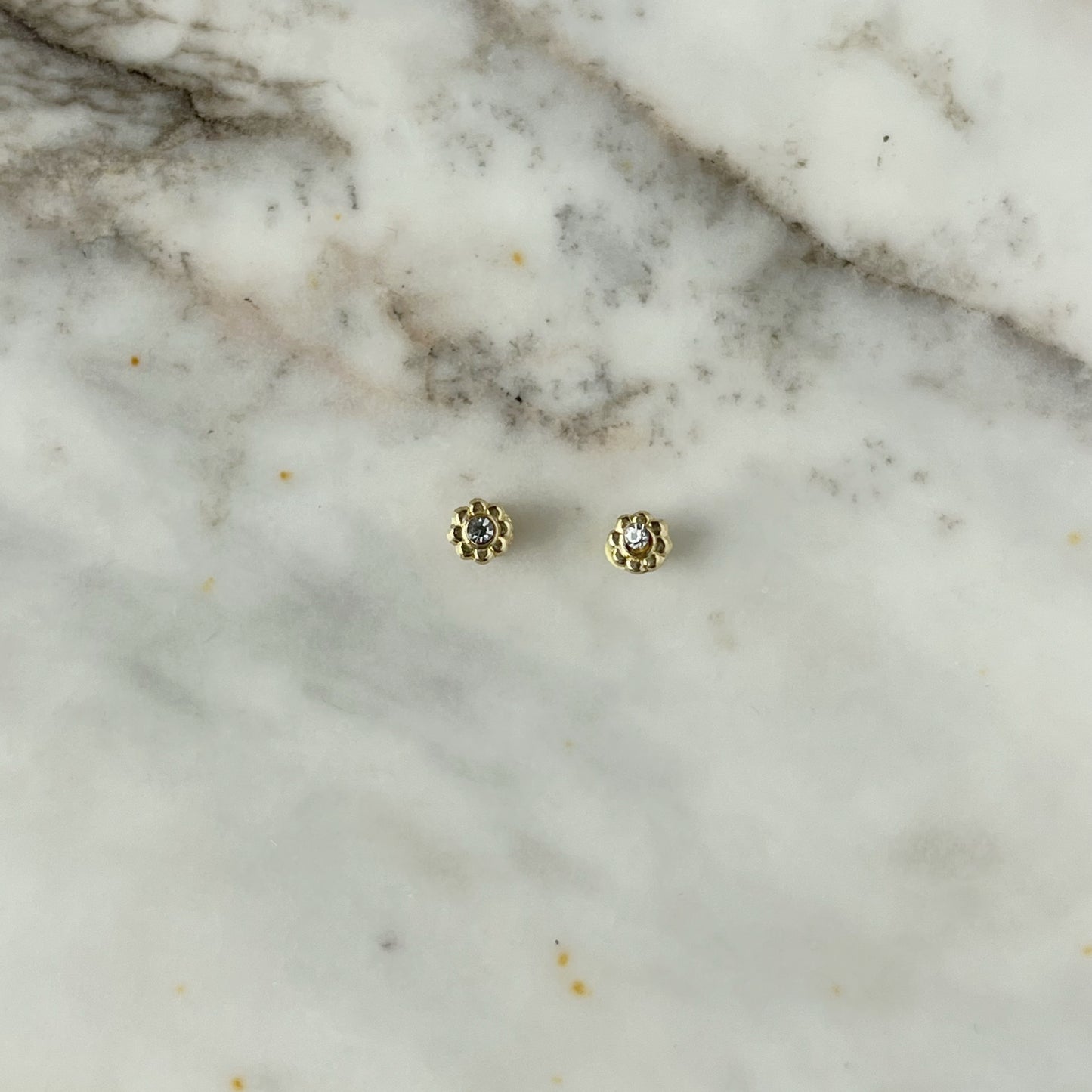 Aretes en oro amarillo 14k de flor mini con circón en el centro con broche rosca