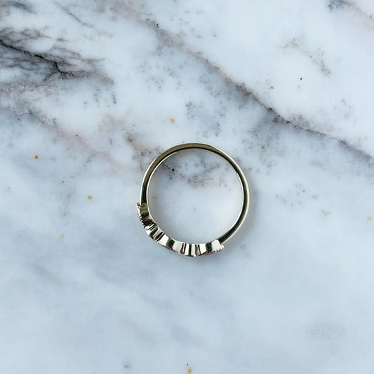 Anillo en oro amarillo 10k con rubíes, marquesas y redondas