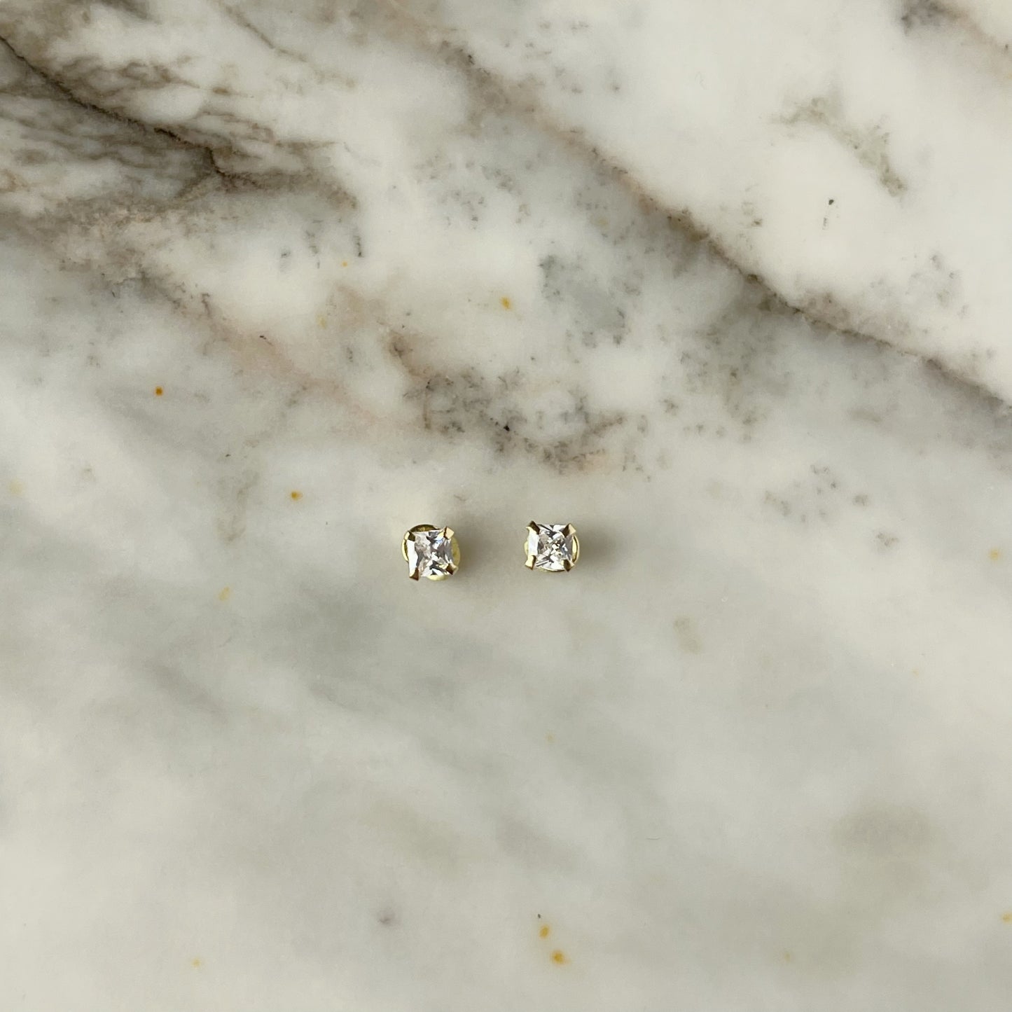 Aretes en oro amarillo 14k circones cuadrados de 3mm blancos con broche rosca