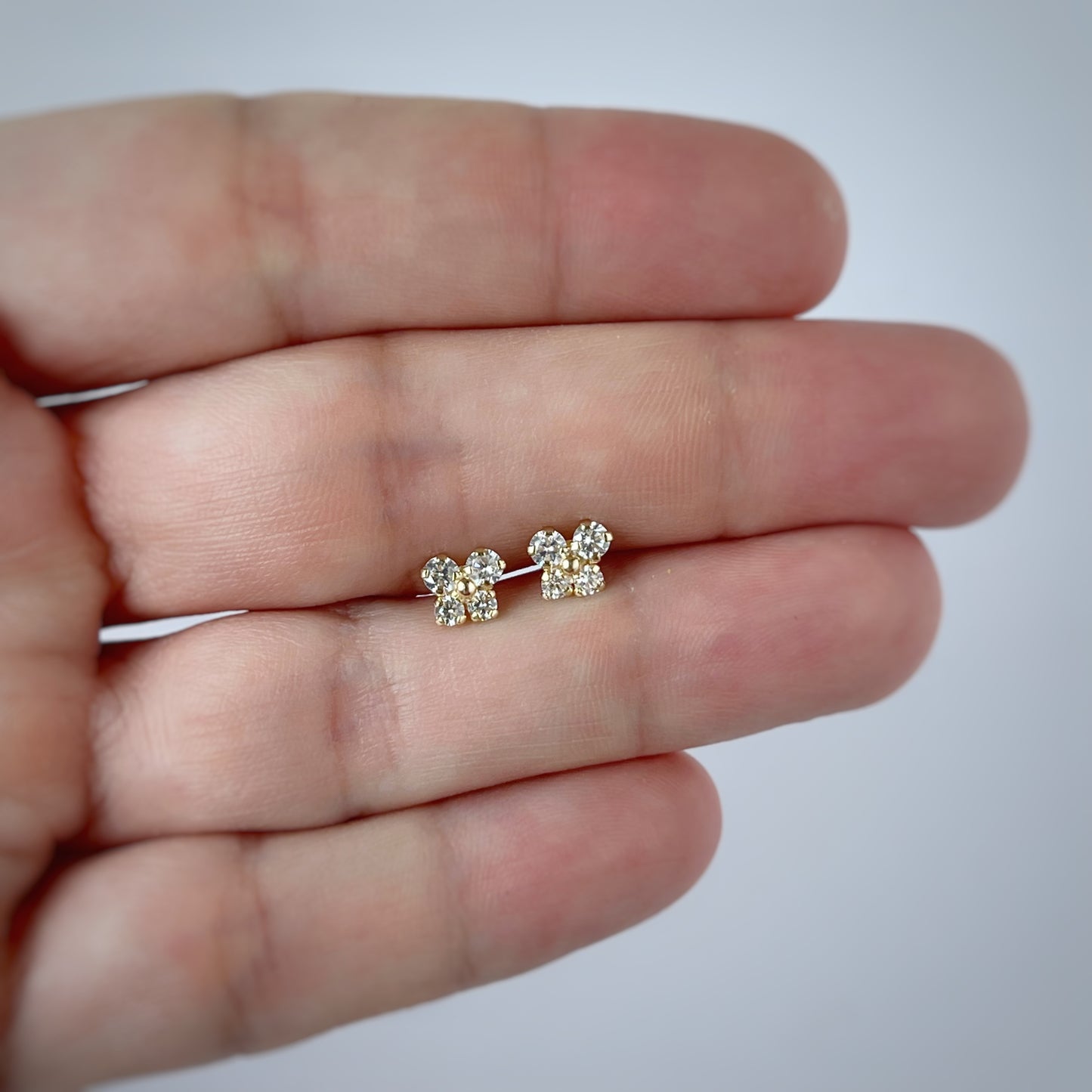 Aretes en oro amarillo 14k con mariposita de circonitas blancas con broche rosca