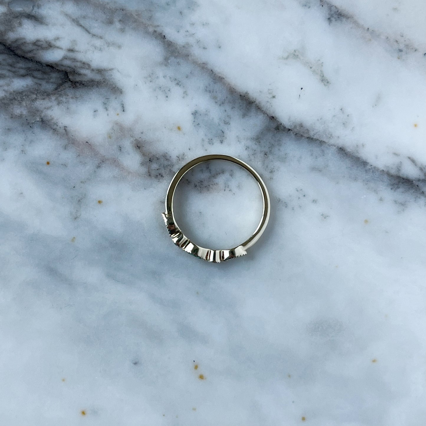 Anillo en oro amarillo 10k con esmeralda, marquesas y redondas