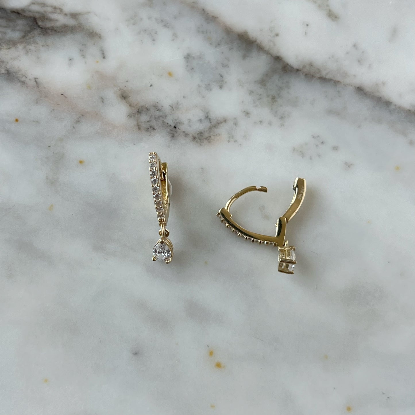 Huggies en oro amarillo de 14k con circonita colgante en forma de gota