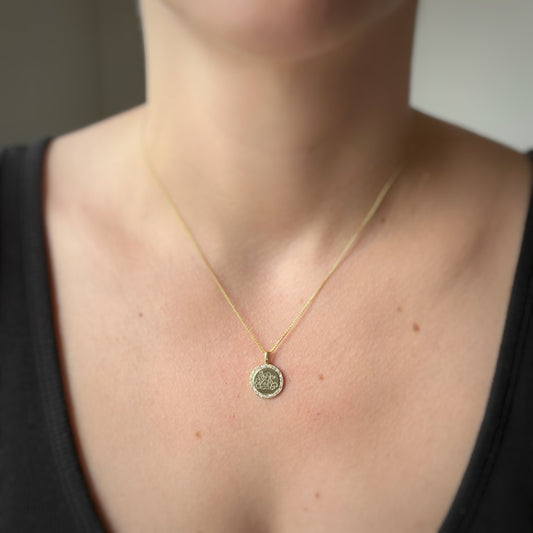 Dije de ángel de la guarda con halo de diamantes en oro de 14k