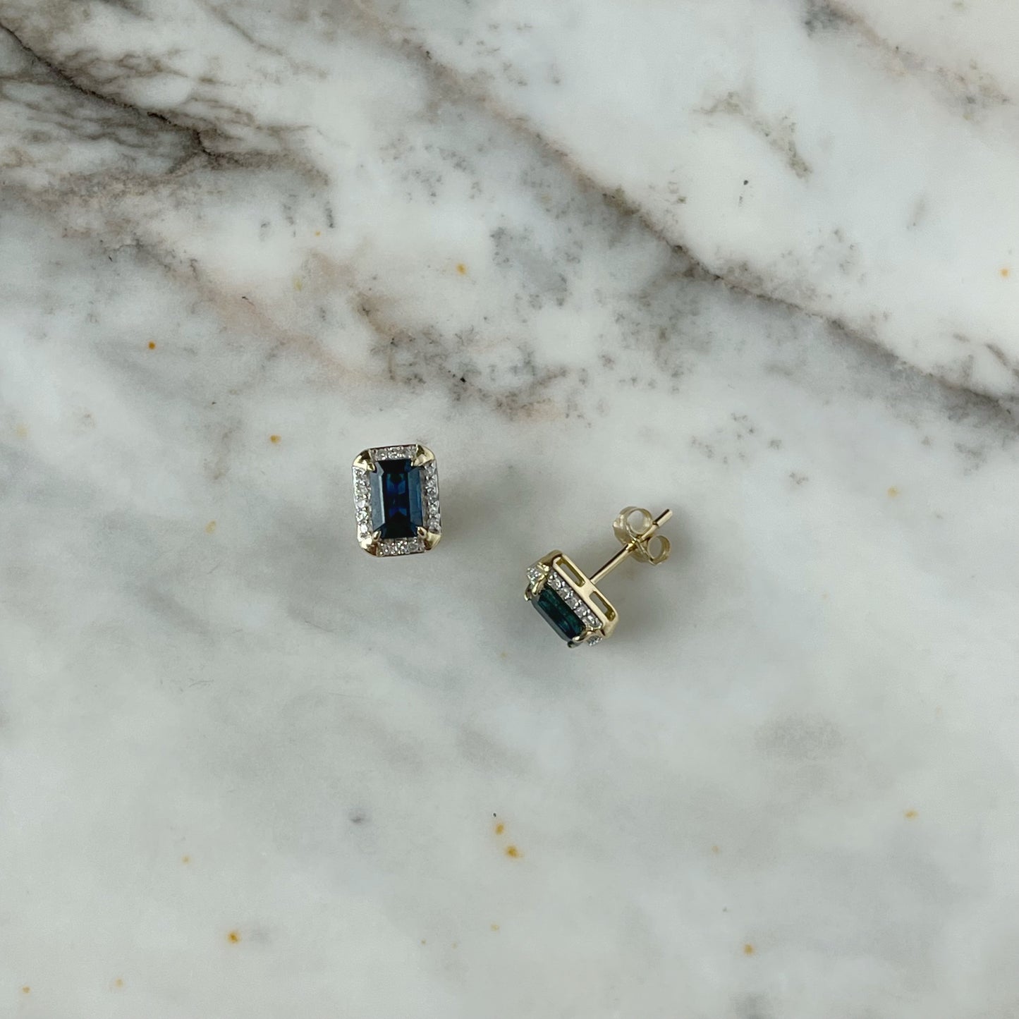 Aretes rectangulares en oro amarillo 10k con zafiro y diamantes 0.10ctw