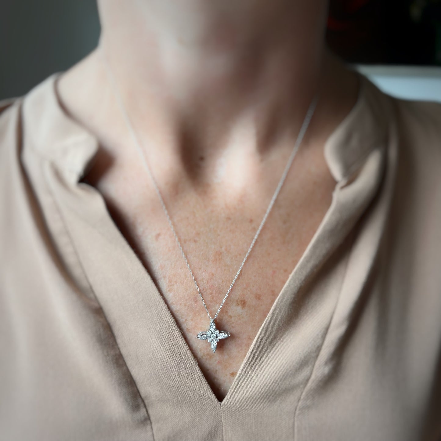 Collar en oro blanco 10k con dije de flor de 4 puntas con diamantes 0.25ctw