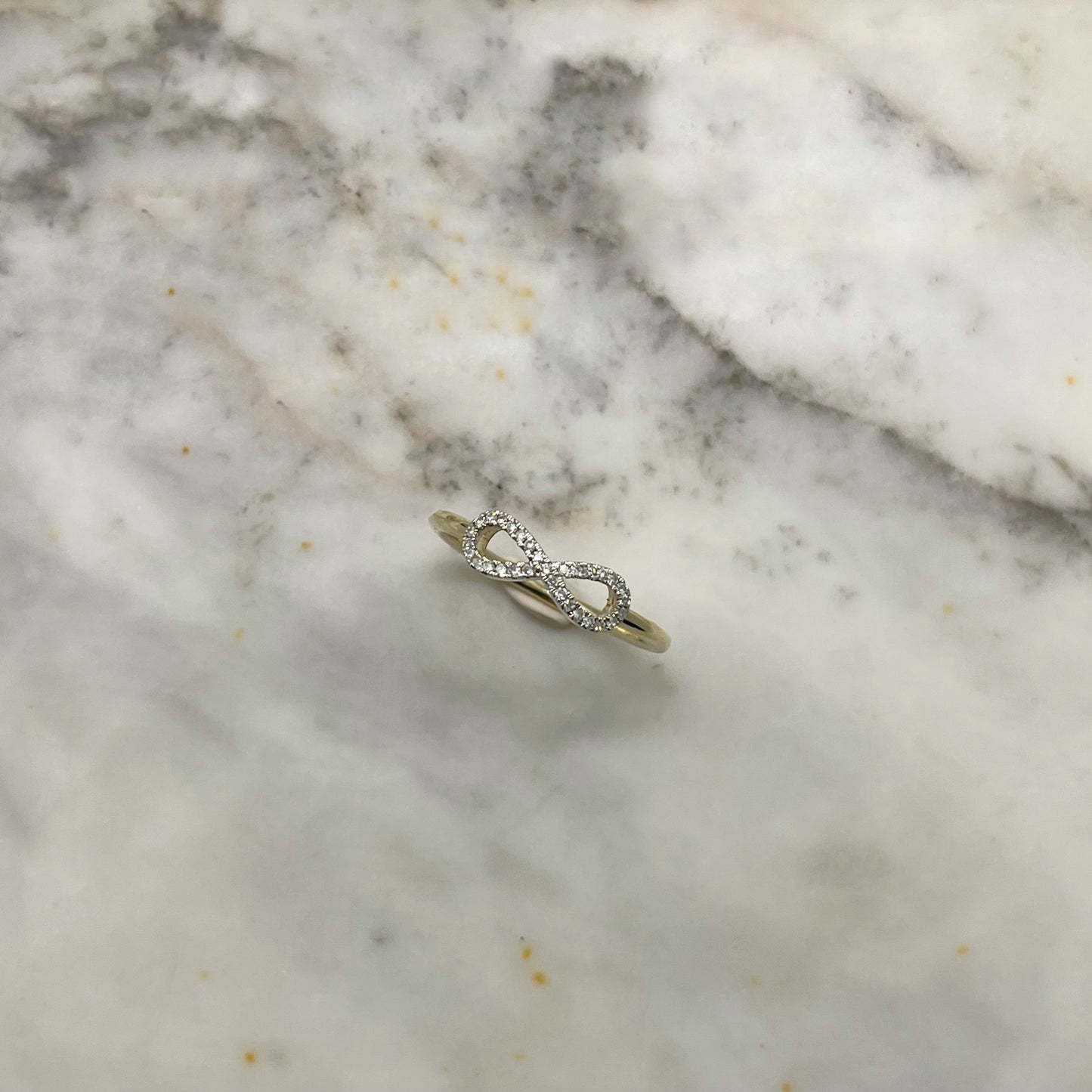 Anillo en oro amarillo 10k con infinito de diamantes 0.11ctw