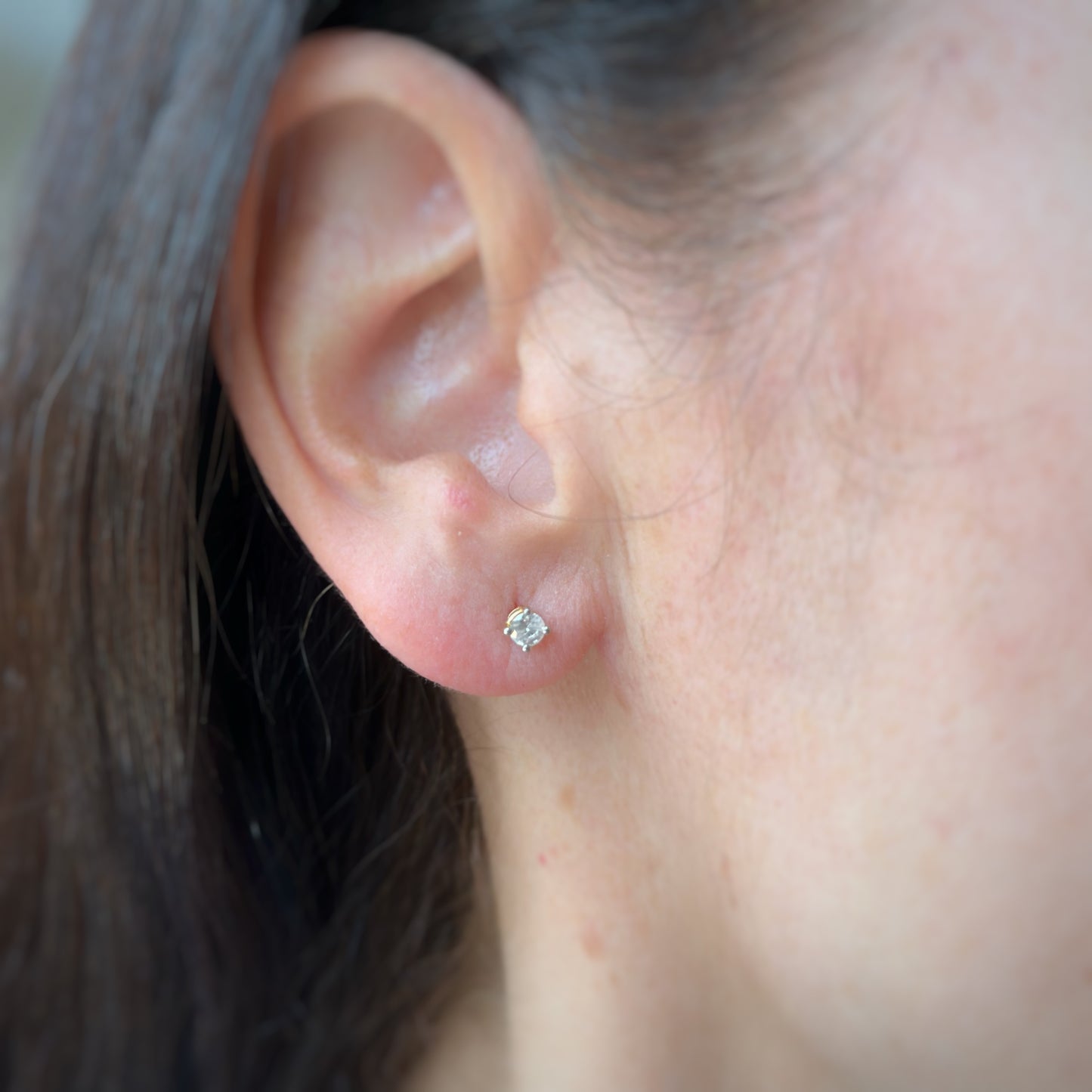 Aretes en oro amarillo 14k con diamante 0.13ctw