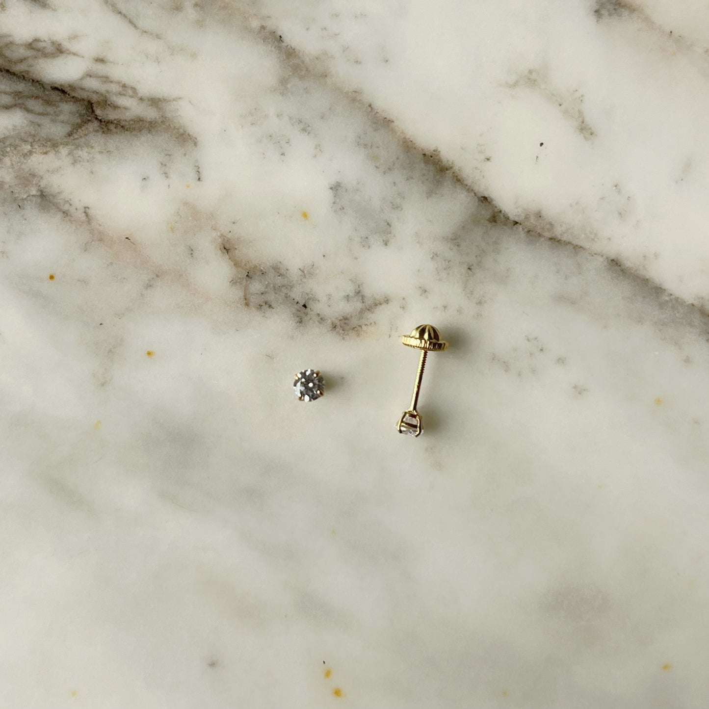 Aretes en oro amarillo de 18k con circonita de 3mm con broche rosca