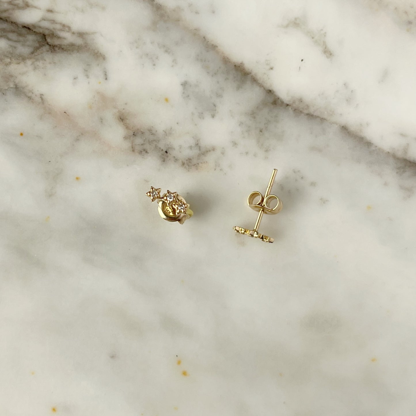 Aretes en oro amarillo 14k trio de estrellas de diamantes 0.04ctw