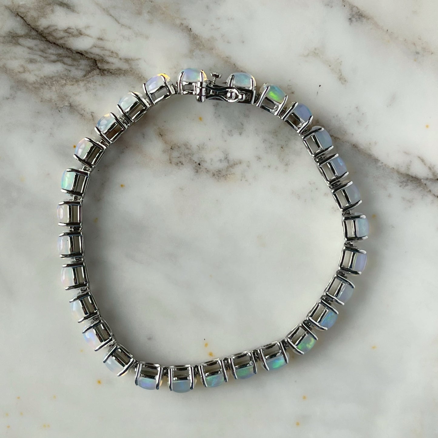 Pulsera de plata con ópalo ovalado