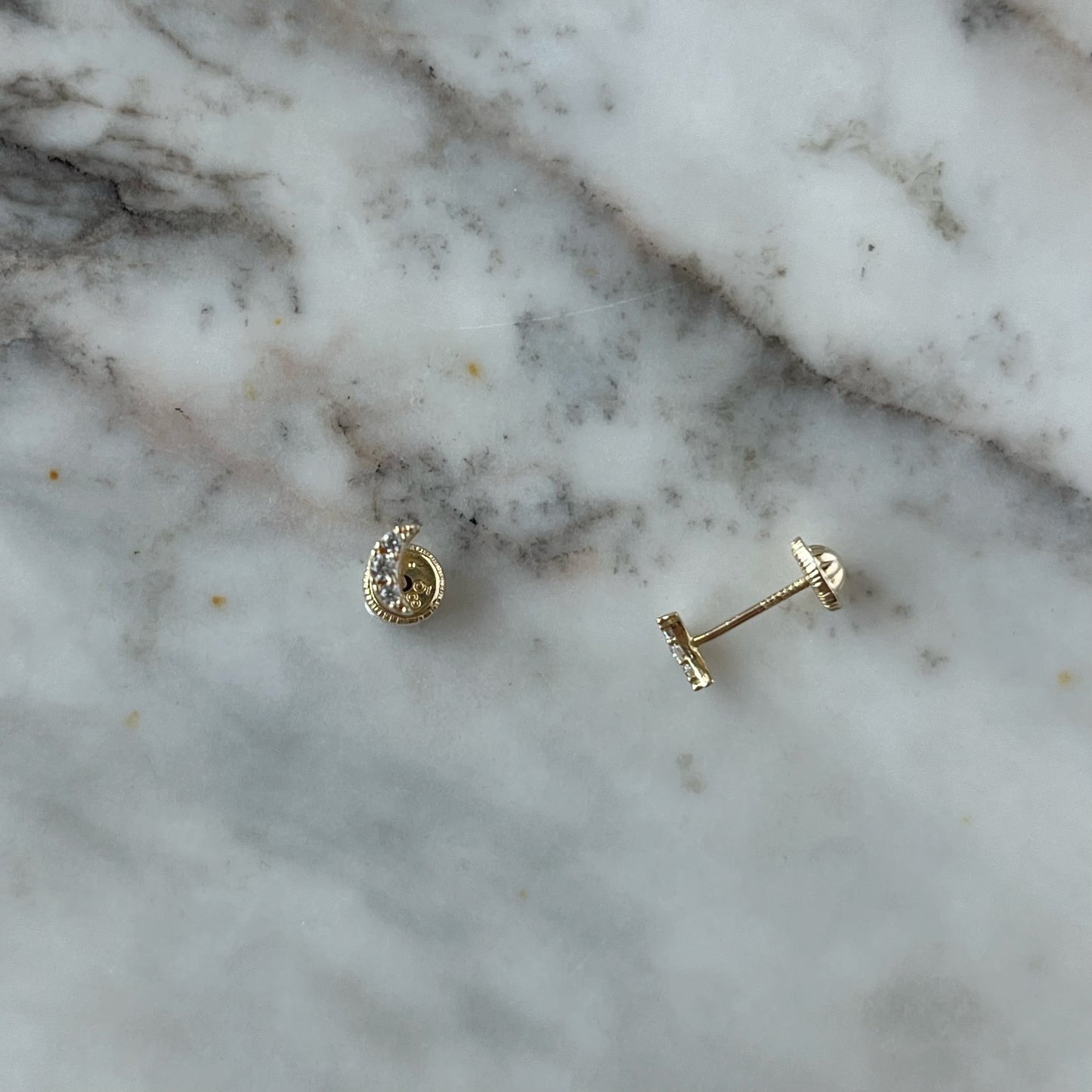 Aretes en oro amarillo de 14K con luna de circonitas con tope rosca