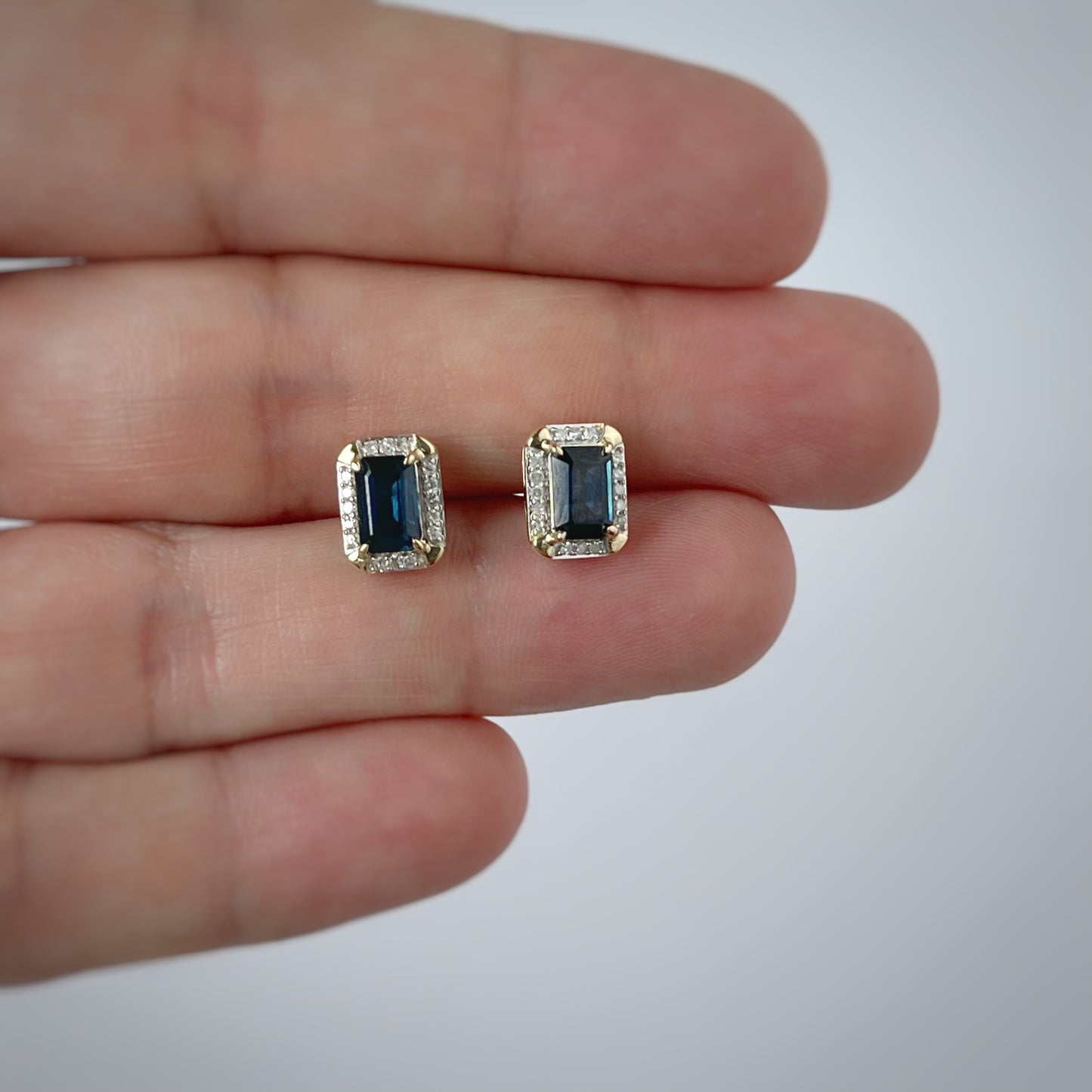 Aretes rectangulares en oro amarillo 10k con zafiro y diamantes 0.10ctw